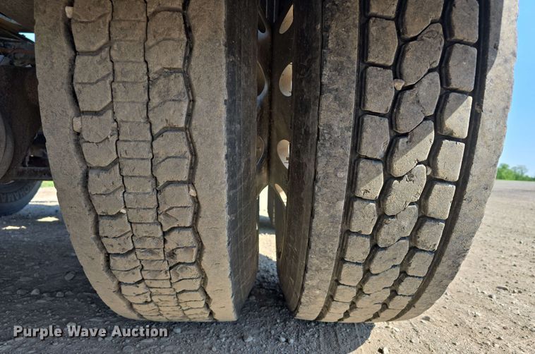 image for item DT6842 2001 Peterbilt 379 semi truck