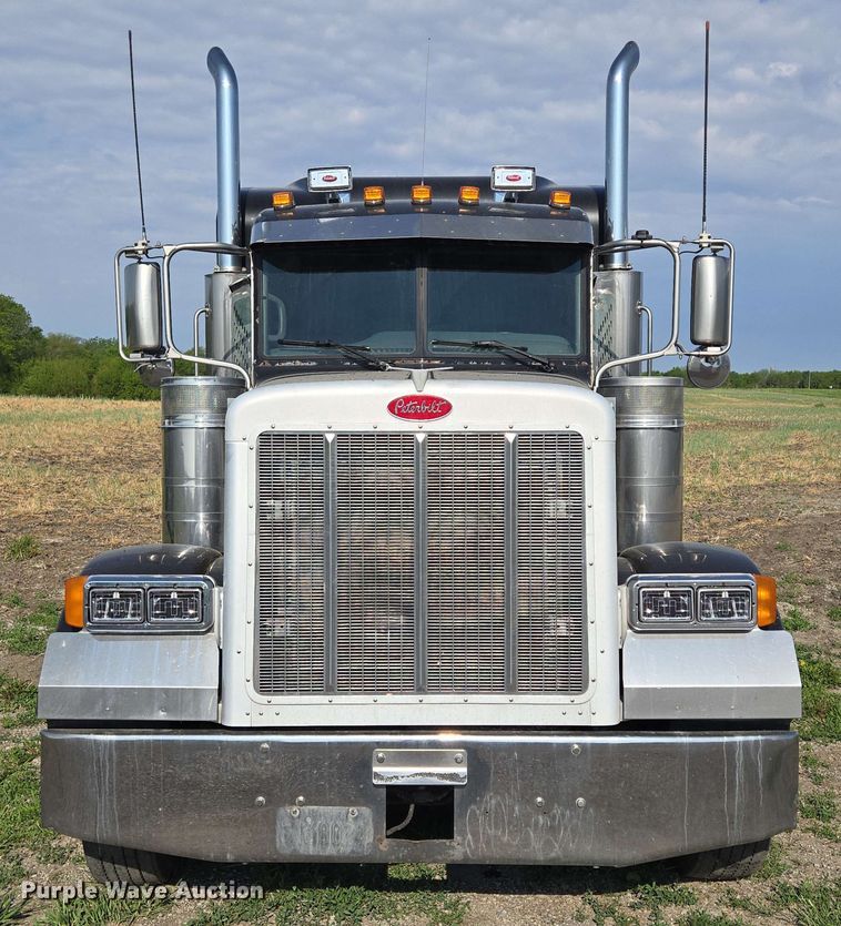 image for item DT6843 2007 Peterbilt 379 semi truck