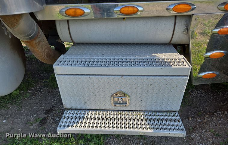 image for item DT6843 2007 Peterbilt 379 semi truck