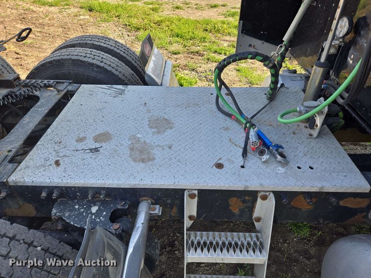 image for item DT6843 2007 Peterbilt 379 semi truck