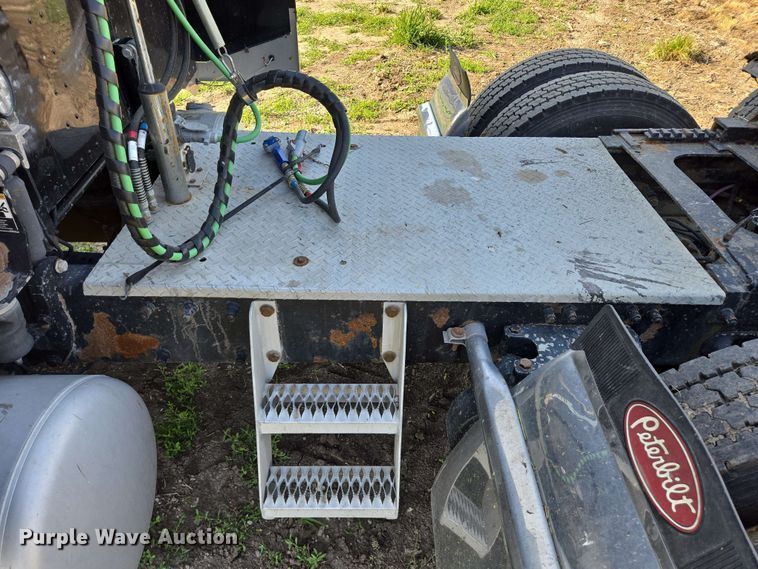 image for item DT6843 2007 Peterbilt 379 semi truck