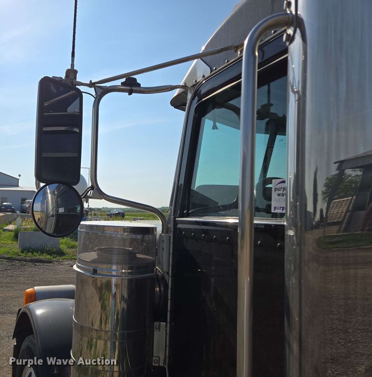 image for item DT6843 2007 Peterbilt 379 semi truck