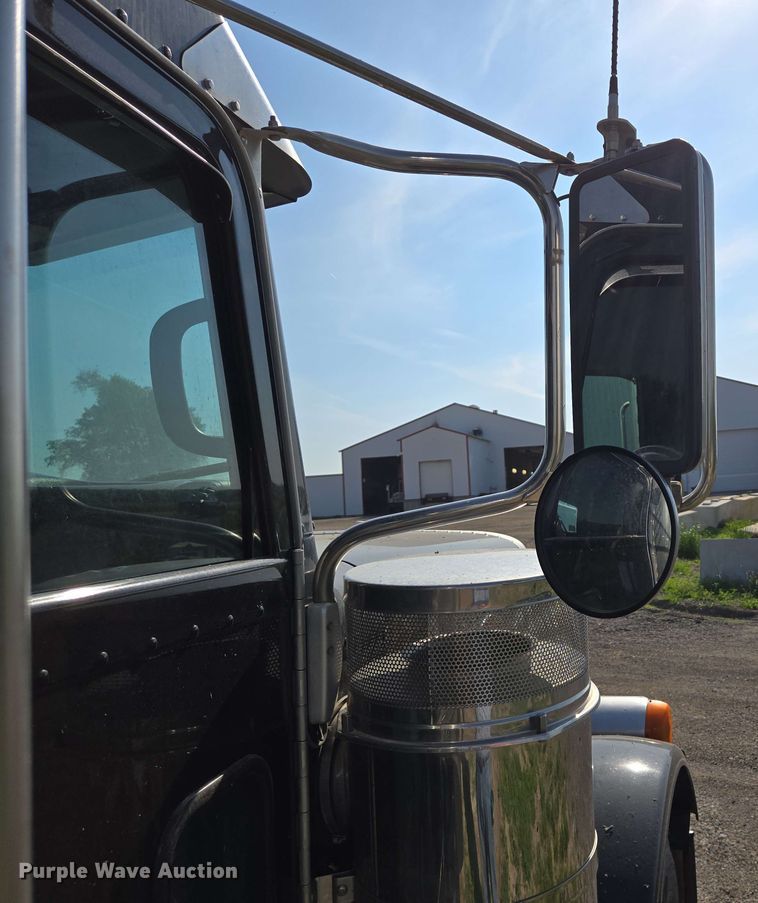 image for item DT6843 2007 Peterbilt 379 semi truck