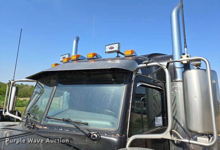 image for item DT6843 2007 Peterbilt 379 semi truck