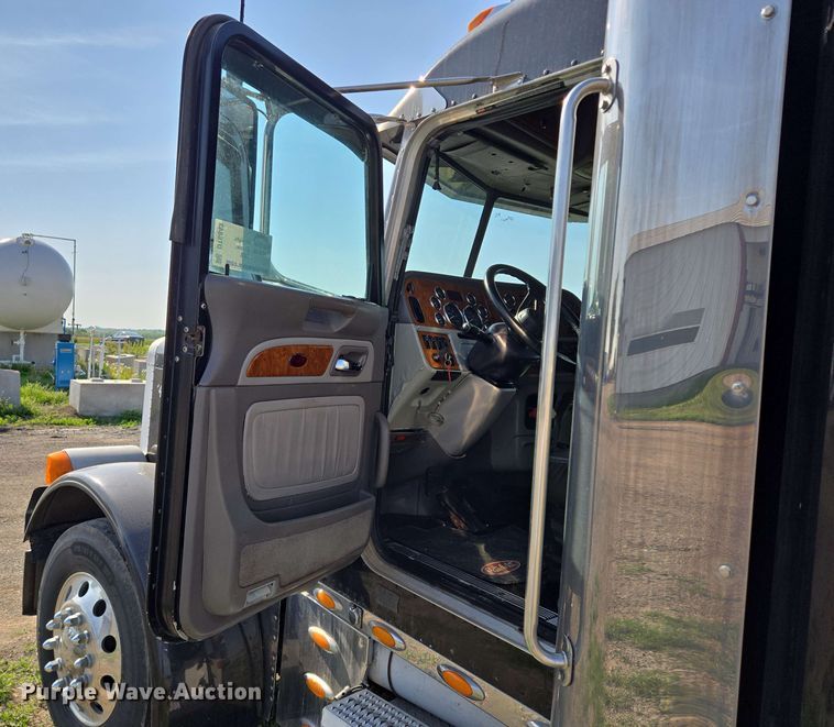 image for item DT6843 2007 Peterbilt 379 semi truck