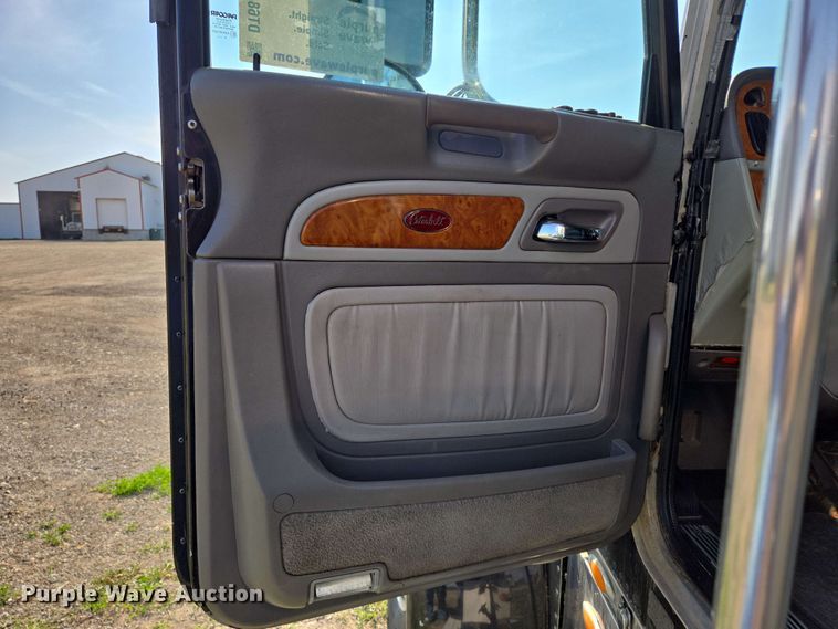 image for item DT6843 2007 Peterbilt 379 semi truck