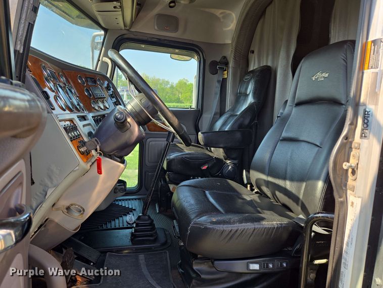 image for item DT6843 2007 Peterbilt 379 semi truck