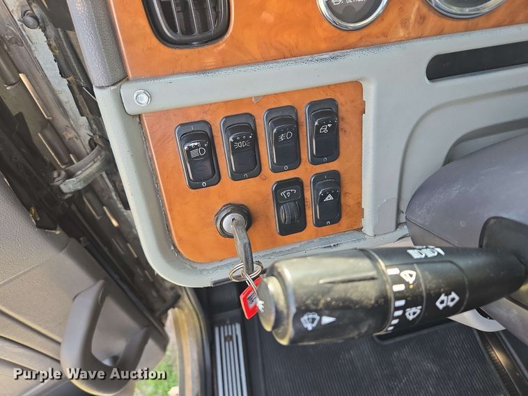 image for item DT6843 2007 Peterbilt 379 semi truck