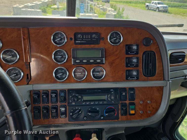 image for item DT6843 2007 Peterbilt 379 semi truck