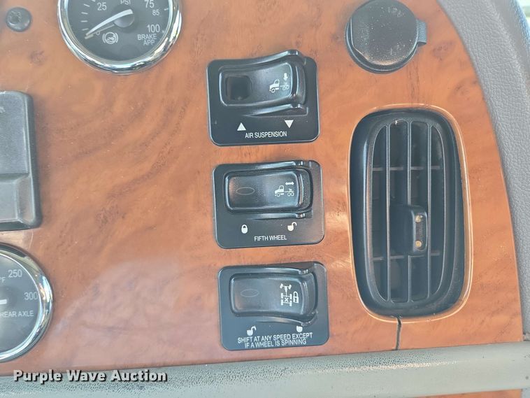 image for item DT6843 2007 Peterbilt 379 semi truck