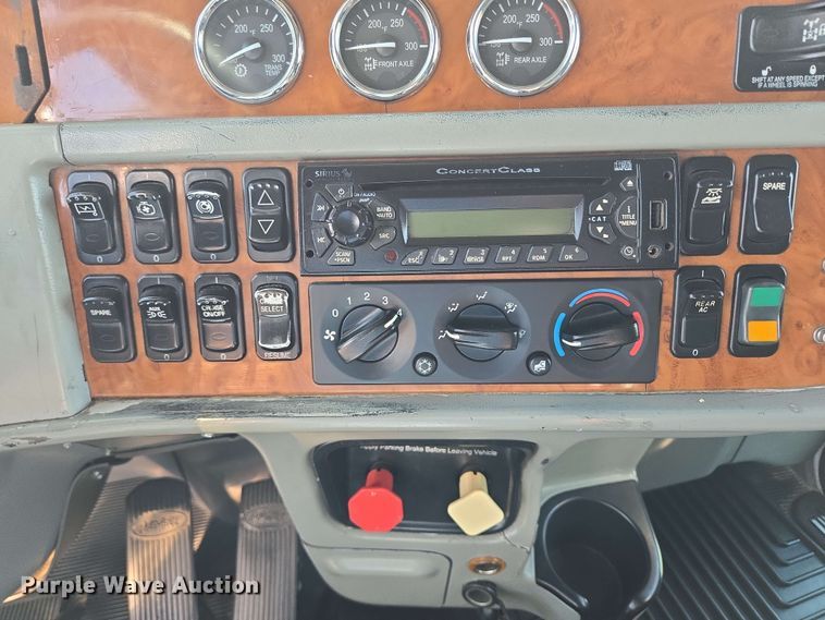 image for item DT6843 2007 Peterbilt 379 semi truck