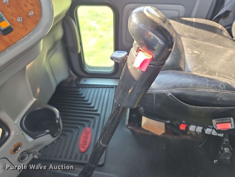 image for item DT6843 2007 Peterbilt 379 semi truck