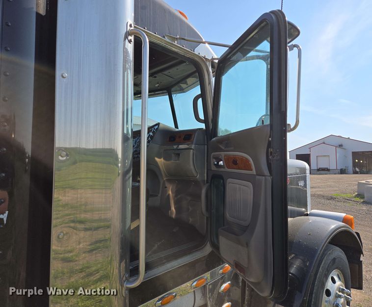 image for item DT6843 2007 Peterbilt 379 semi truck