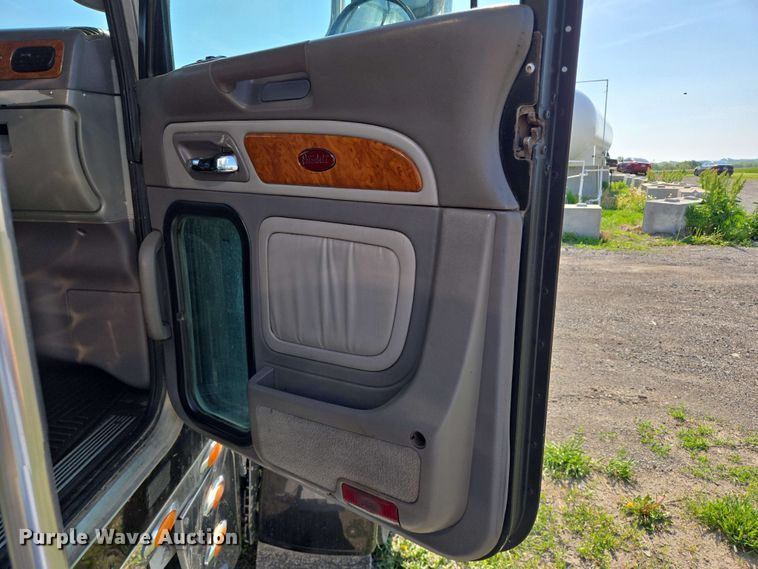 image for item DT6843 2007 Peterbilt 379 semi truck