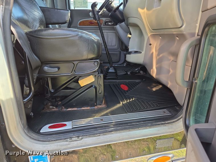 image for item DT6843 2007 Peterbilt 379 semi truck