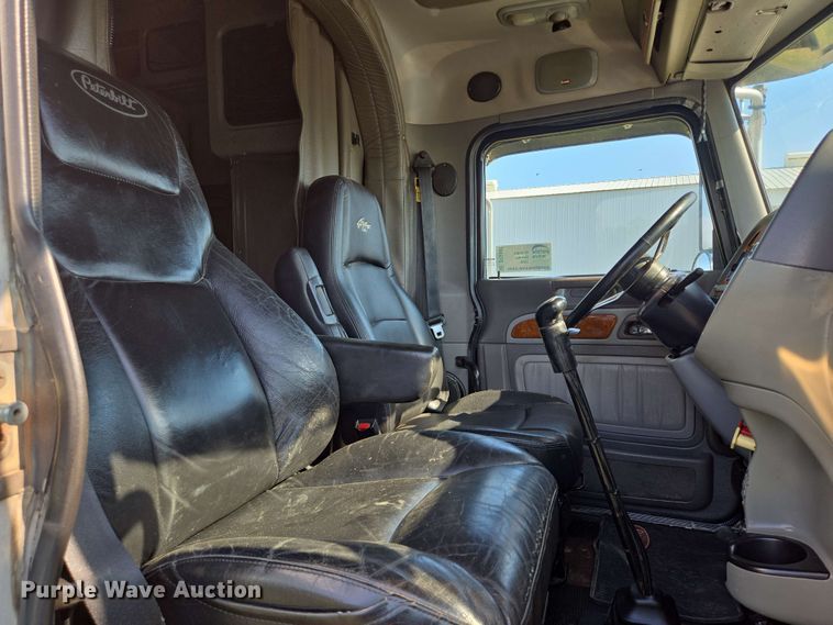 image for item DT6843 2007 Peterbilt 379 semi truck