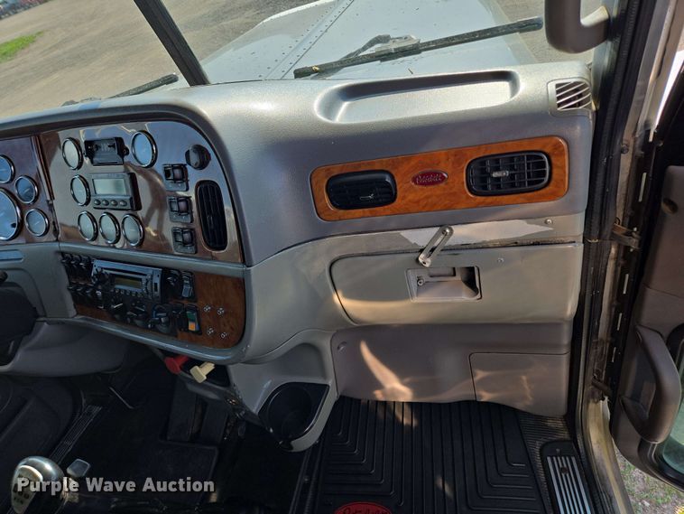 image for item DT6843 2007 Peterbilt 379 semi truck