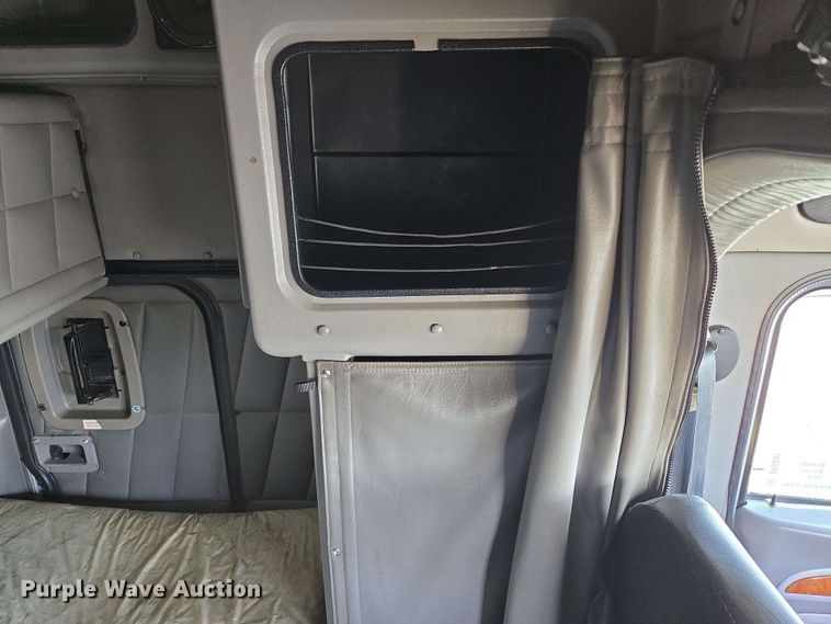 image for item DT6843 2007 Peterbilt 379 semi truck