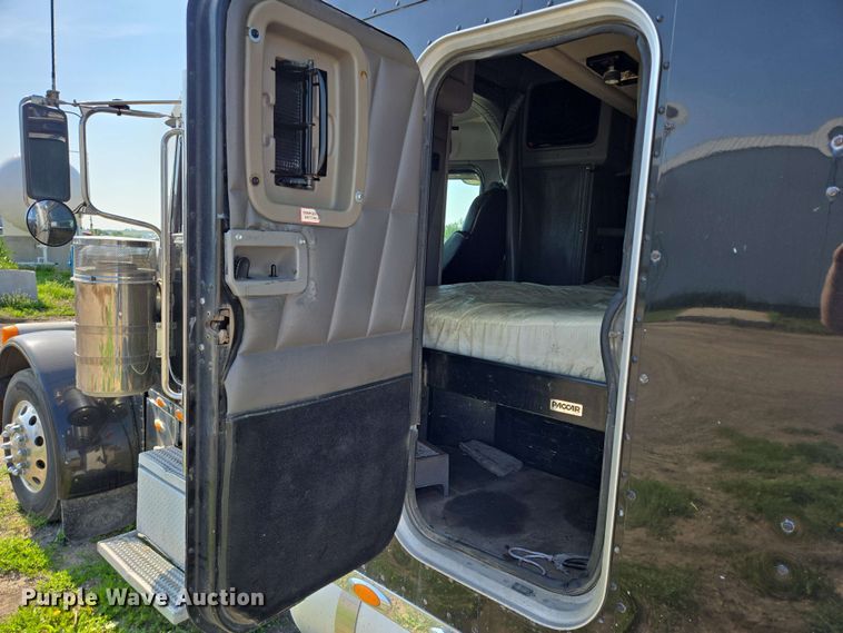 image for item DT6843 2007 Peterbilt 379 semi truck