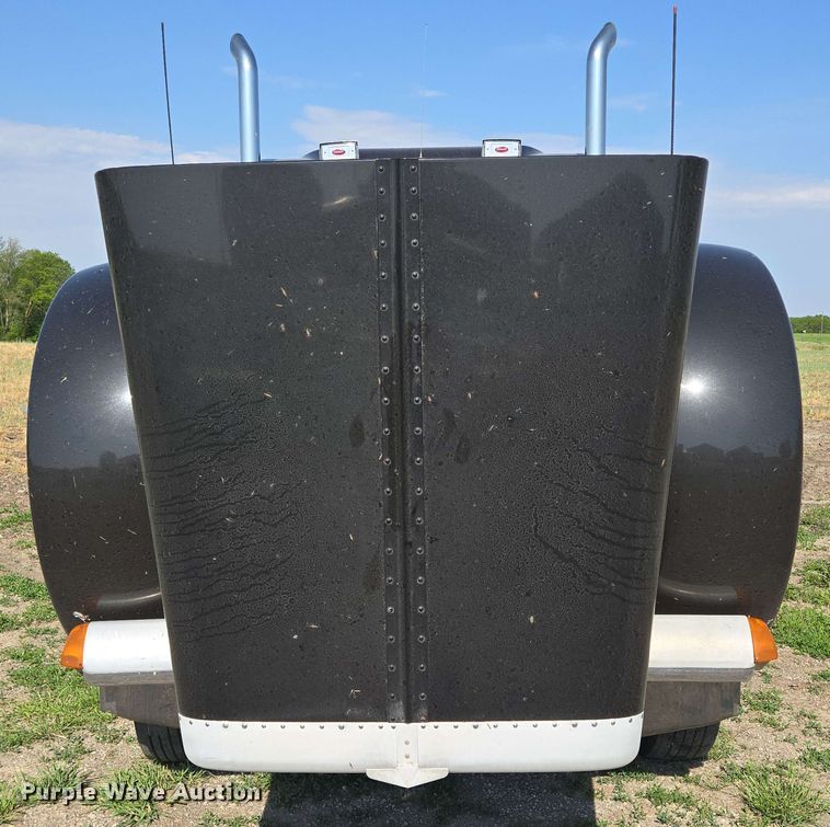 image for item DT6843 2007 Peterbilt 379 semi truck