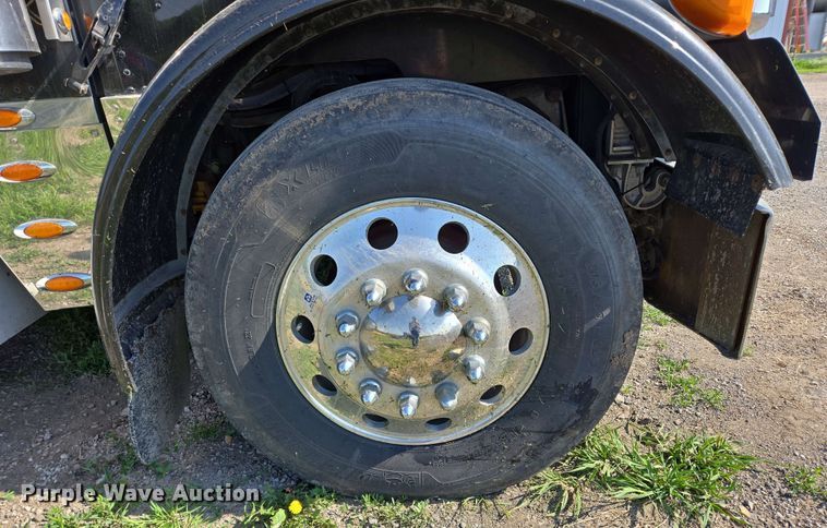 image for item DT6843 2007 Peterbilt 379 semi truck