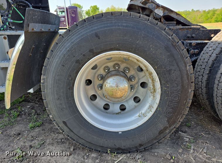 image for item DT6843 2007 Peterbilt 379 semi truck