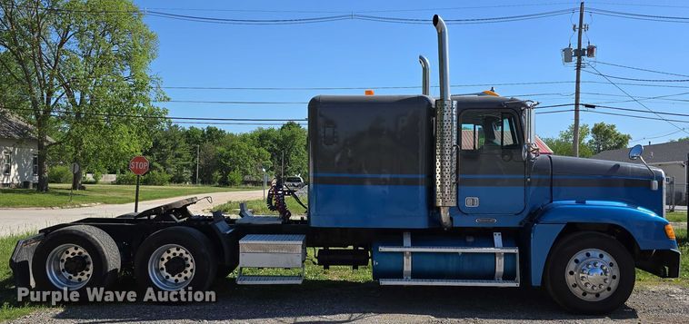 image for item DT6874 1997 Freightliner FLD semi truck