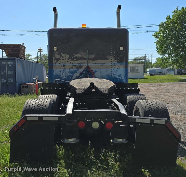 image for item DT6874 1997 Freightliner FLD semi truck