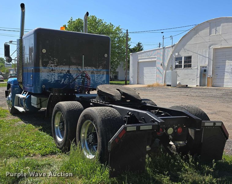 image for item DT6874 1997 Freightliner FLD semi truck