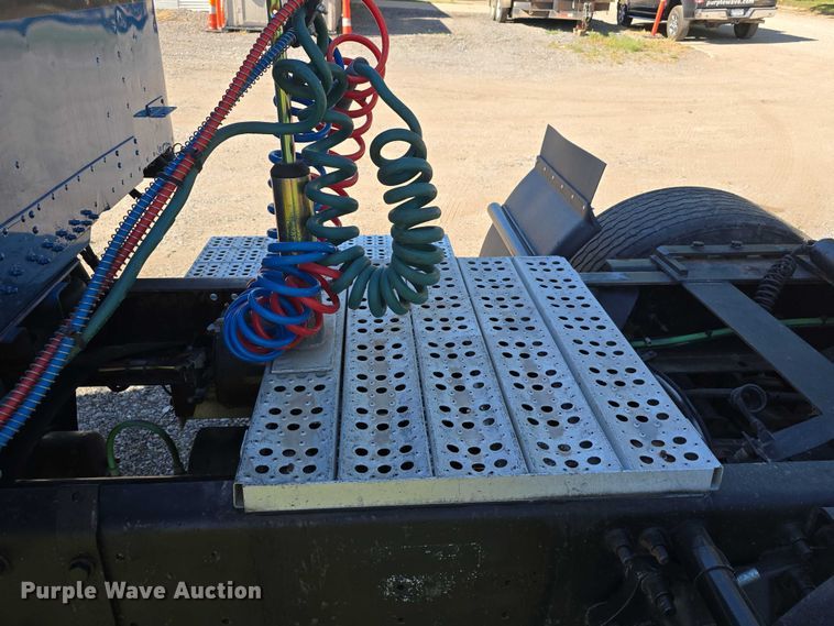 image for item DT6874 1997 Freightliner FLD semi truck