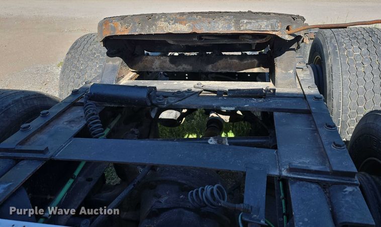 image for item DT6874 1997 Freightliner FLD semi truck