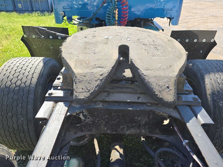 image for item DT6874 1997 Freightliner FLD semi truck