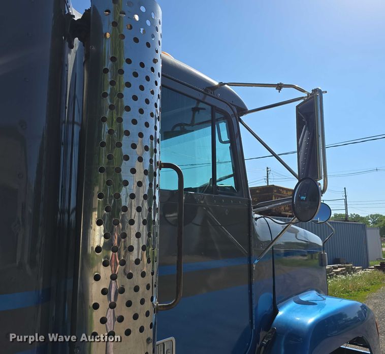 image for item DT6874 1997 Freightliner FLD semi truck