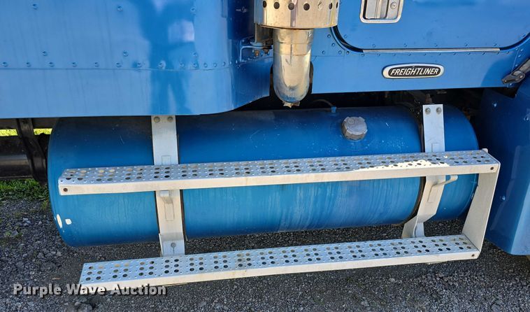 image for item DT6874 1997 Freightliner FLD semi truck