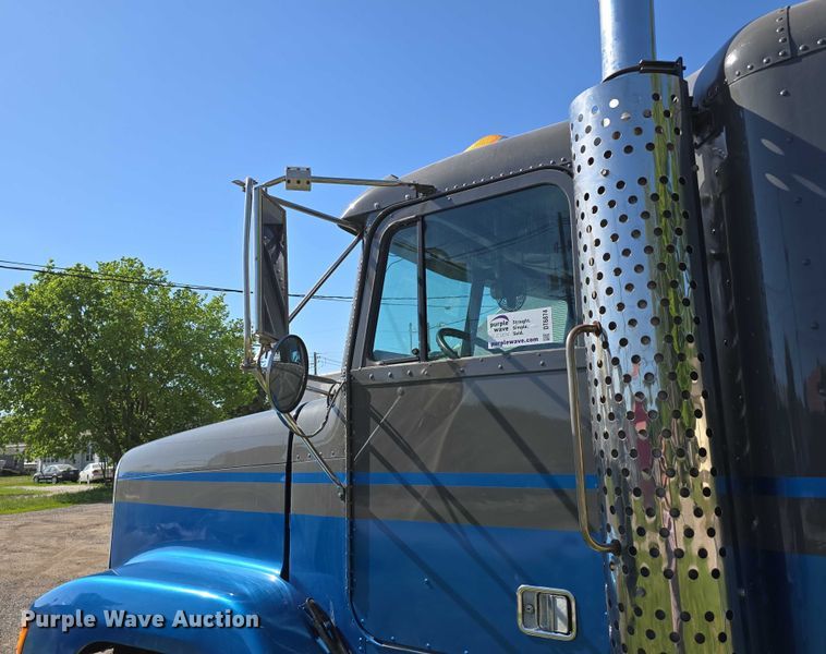 image for item DT6874 1997 Freightliner FLD semi truck