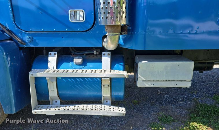 image for item DT6874 1997 Freightliner FLD semi truck