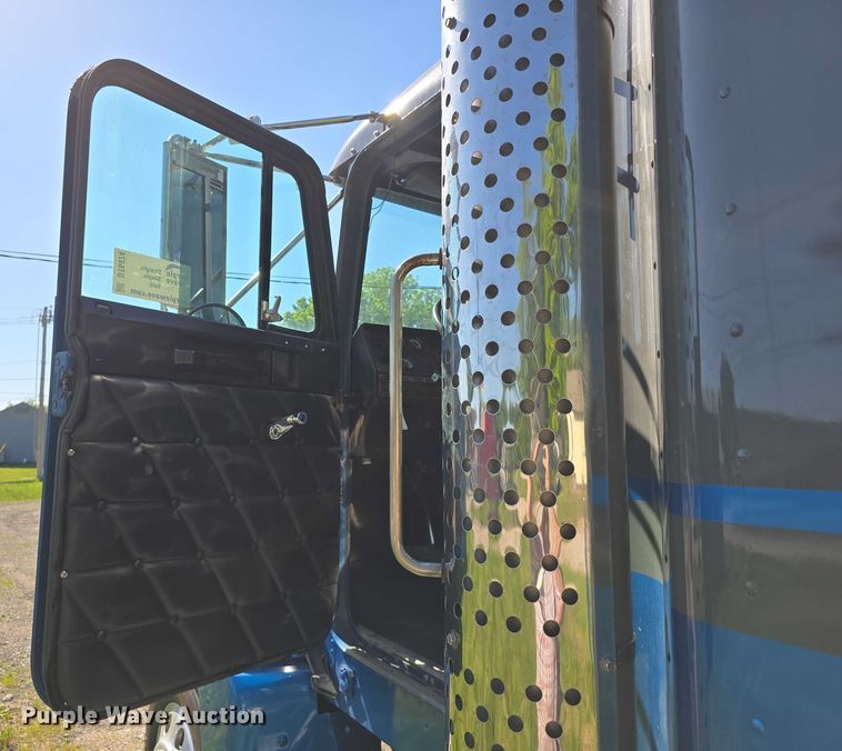 image for item DT6874 1997 Freightliner FLD semi truck