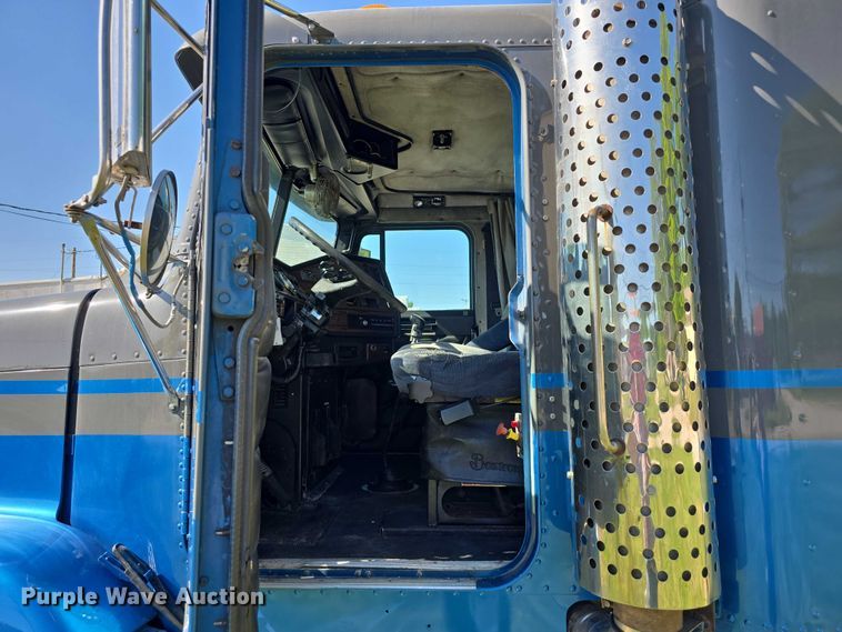 image for item DT6874 1997 Freightliner FLD semi truck