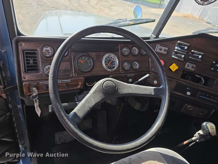 image for item DT6874 1997 Freightliner FLD semi truck