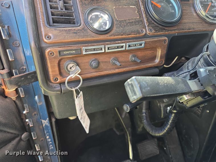 image for item DT6874 1997 Freightliner FLD semi truck