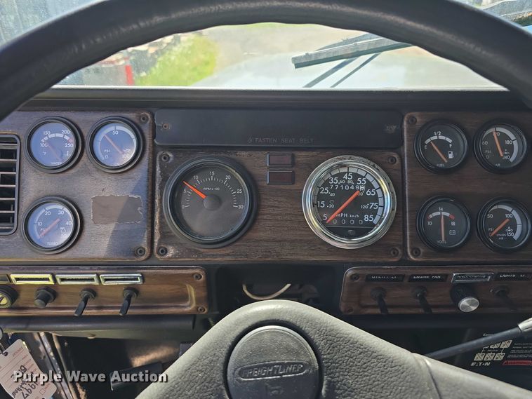 image for item DT6874 1997 Freightliner FLD semi truck