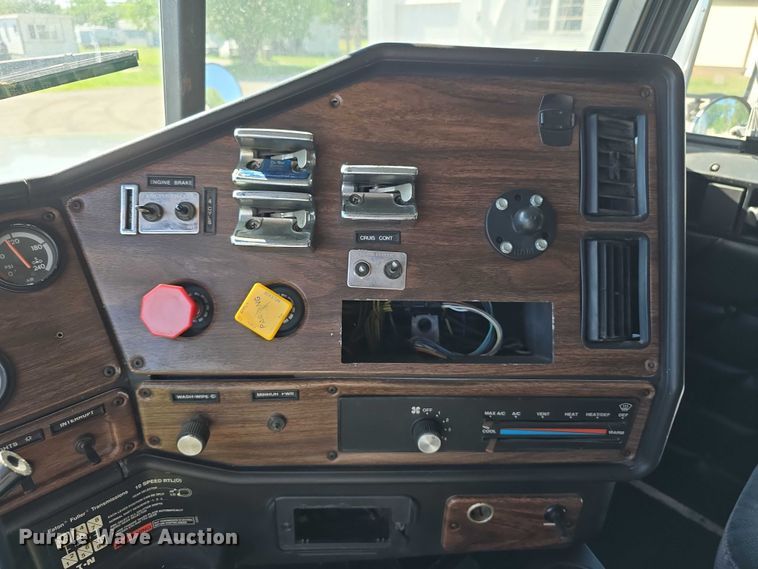 image for item DT6874 1997 Freightliner FLD semi truck