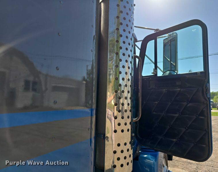 image for item DT6874 1997 Freightliner FLD semi truck