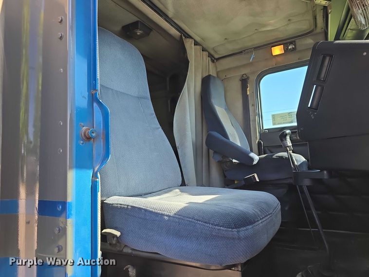 image for item DT6874 1997 Freightliner FLD semi truck