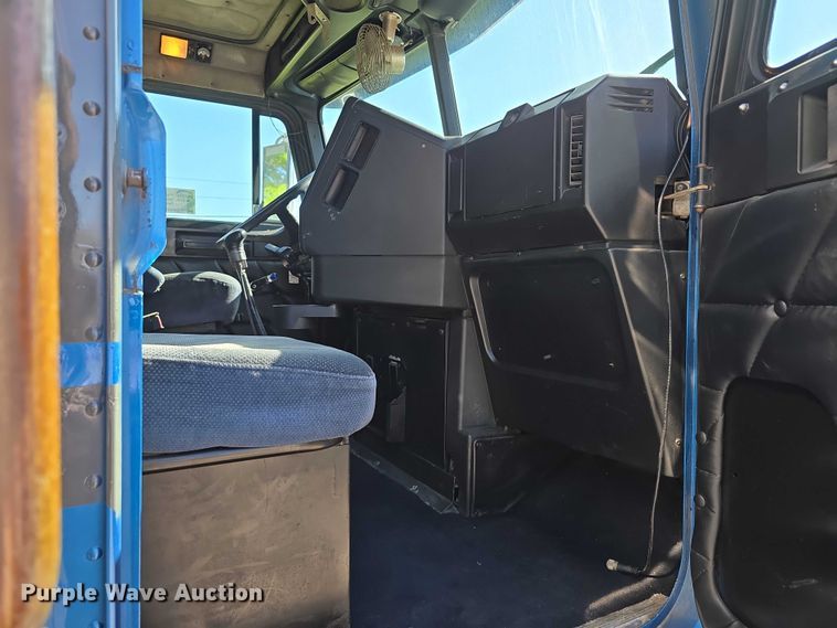 image for item DT6874 1997 Freightliner FLD semi truck