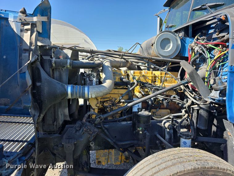 image for item DT6874 1997 Freightliner FLD semi truck