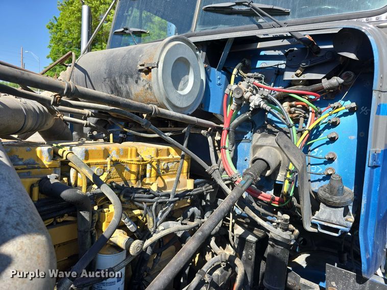 image for item DT6874 1997 Freightliner FLD semi truck