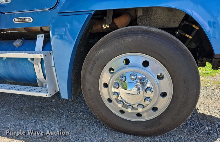 image for item DT6874 1997 Freightliner FLD semi truck