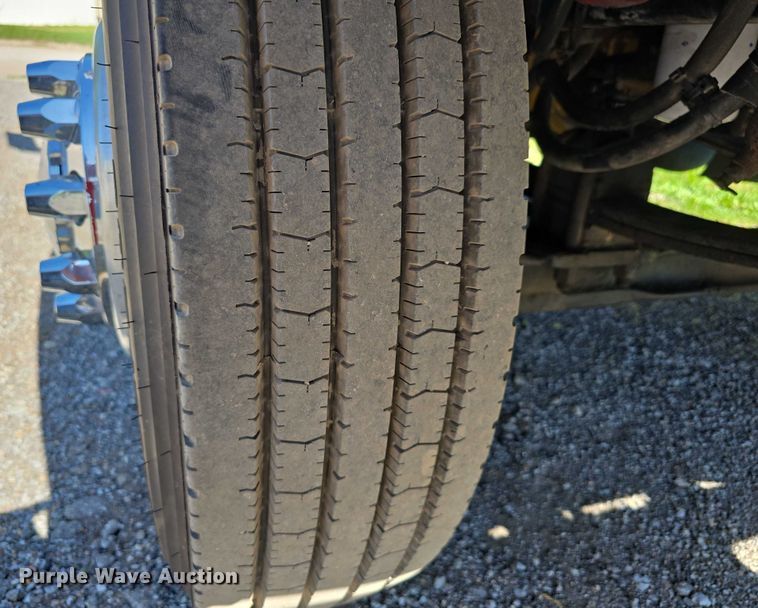 image for item DT6874 1997 Freightliner FLD semi truck