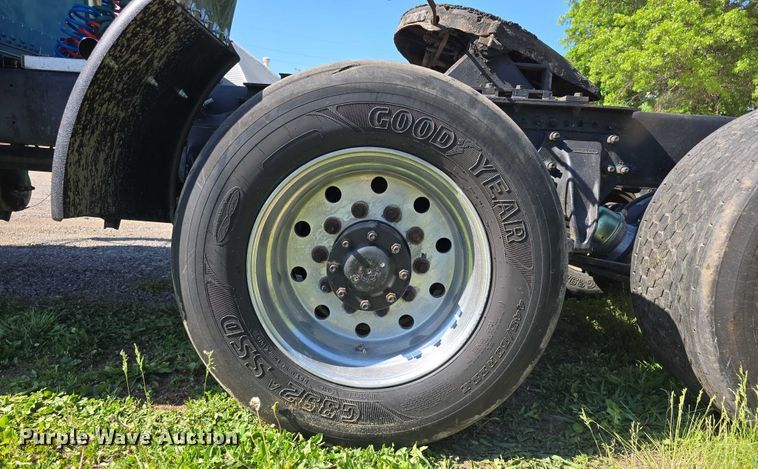 image for item DT6874 1997 Freightliner FLD semi truck